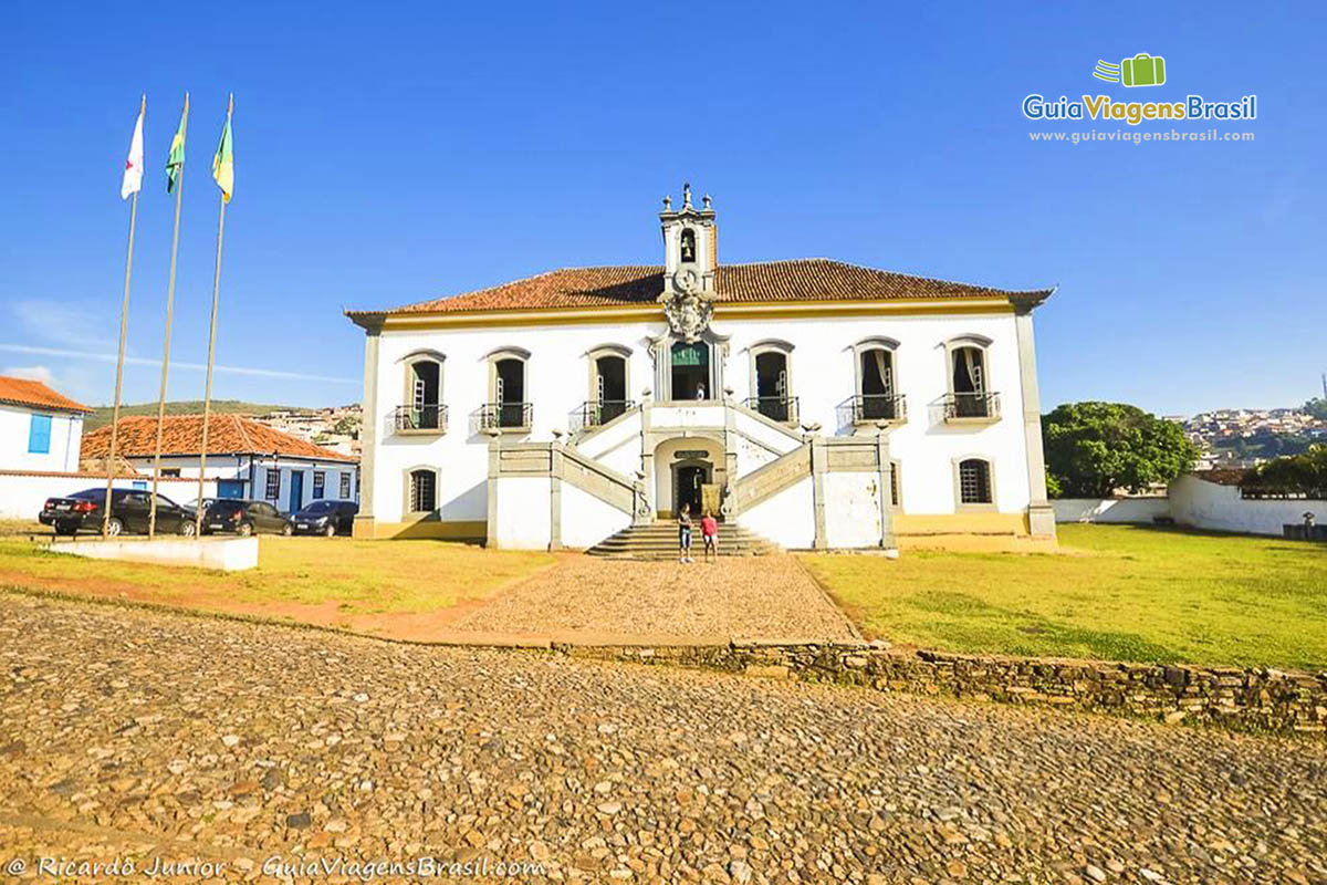 Imagem da fachada da Casa de Câmara situada na Praça de Minas Gerais.